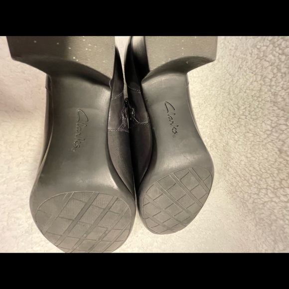 Clarks Black Learher Heeled Shoe - Picture 9 of 10